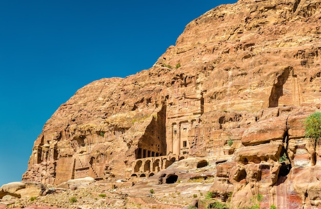 Foto as tumbas reais em petra, patrimônio mundial da unesco na jordânia