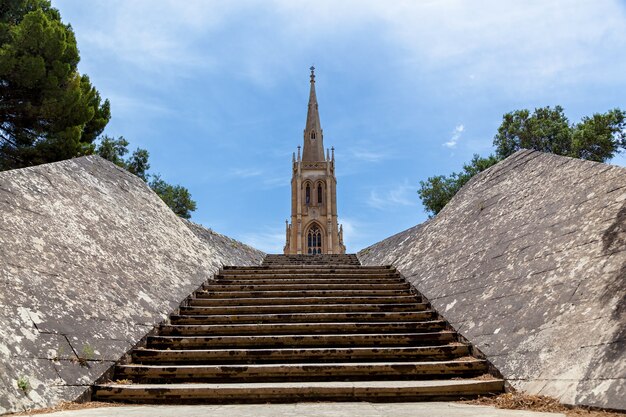 As velhas escadas de pedra que levam à igreja tradicional no cemitério de addolorata em malta.