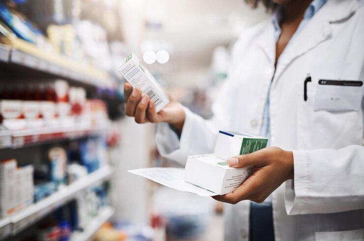 Foto às vezes você precisa combinar remédios para efeito máximo foto recortada de uma jovem farmacêutica irreconhecível trabalhando em uma farmácia