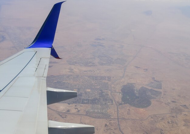 Asa branca de um avião de passageiros no contexto do Cairo, capital do Egito.