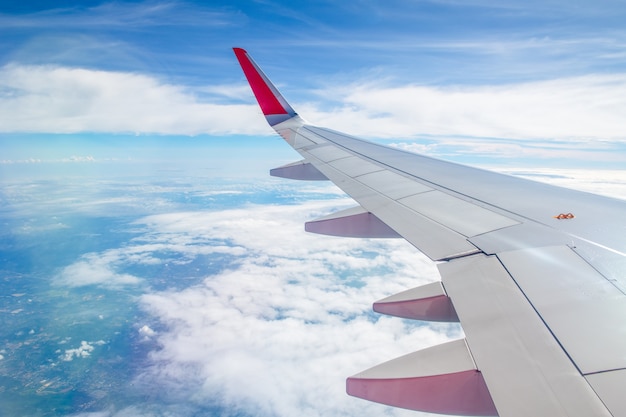 Asa de avião com céu nublado e azul branco,