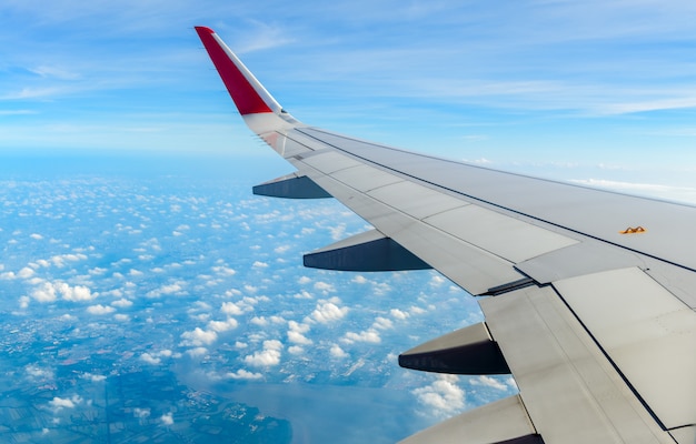 Asa de avião com céu nublado e azul branco,