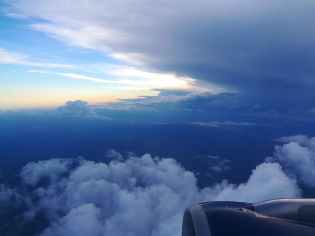 Asa de avião contra o céu nublado