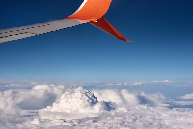 Asa de avião e nuvem fofa, vista da janela do avião