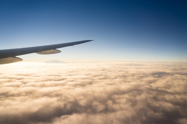 Asa de avião em voo da janela