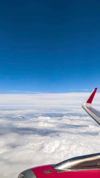 Asa de avião nas nuvens