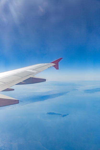 Asa de avião nas nuvens