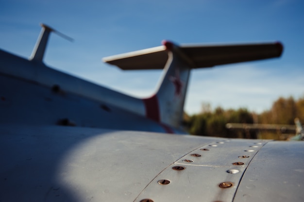 Foto asa de avião velho.