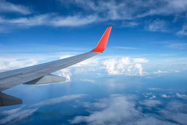 Asa de avião voando no céu