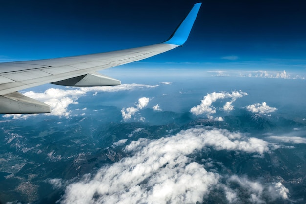 Asa de um avião voando acima das nuvens