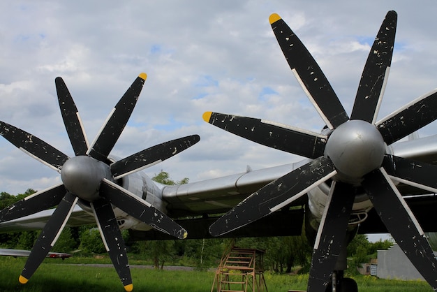 Asa do antigo bombardeiro estratégico com lóbulos de hélice