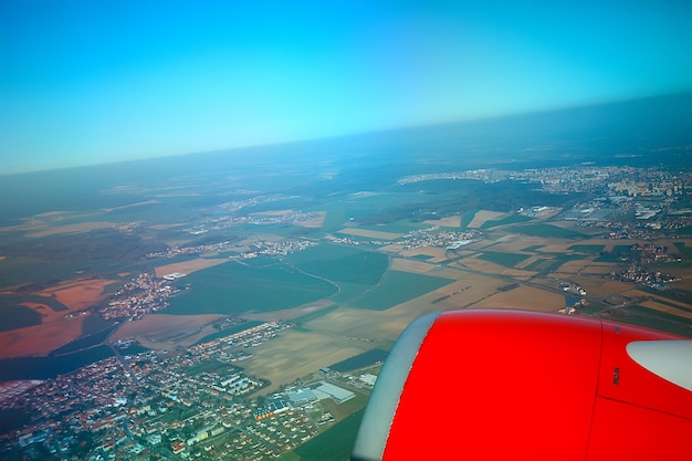 asa vista de avião do céu / céu azul e asa de um avião, vista da cabine de um avião, conceito de transporte aéreo