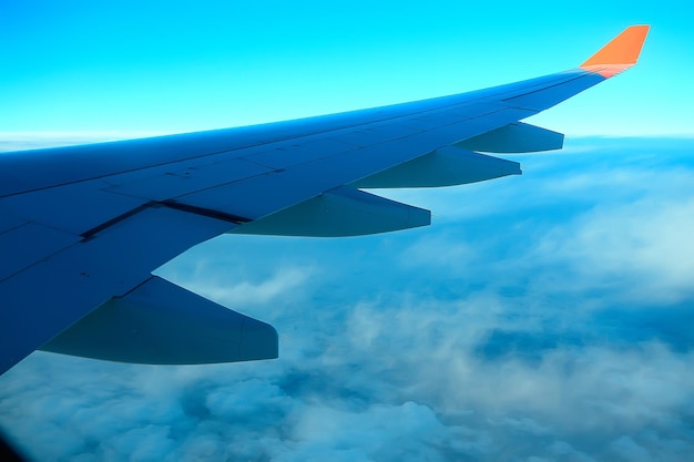 asa vista de avião do céu / céu azul e asa de um avião, vista da cabine de um avião, conceito de transporte aéreo