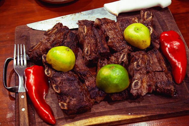 Foto asado argentino mit limon über bandeja de madeira.