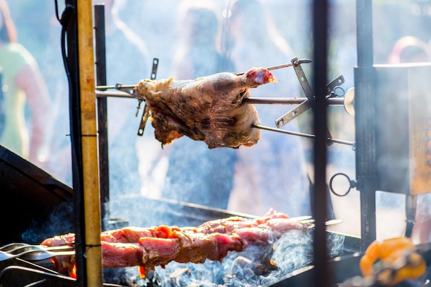 Asado de carne a la barbacoa en un asador sobre un fuego abierto