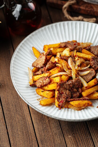 Asado de carne de vacuno con patatas fritas