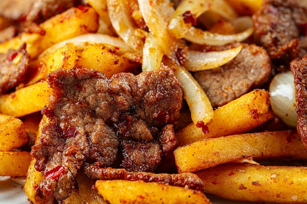 Asado de carne de vacuno con patatas fritas