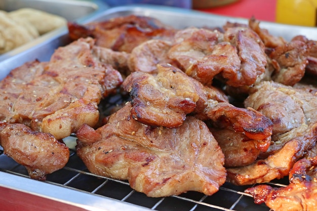 asado de cerdo en la comida de la calle