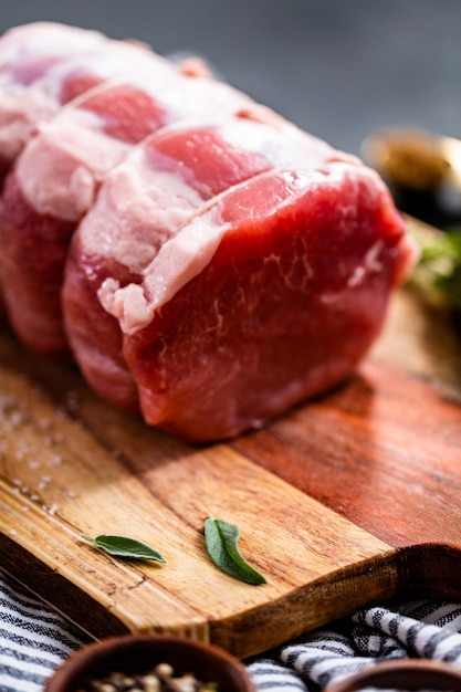 Asado de cerdo deshuesado crudo en la tabla de cortar.