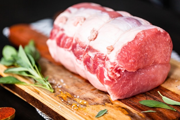 Asado de cerdo deshuesado crudo en la tabla de cortar.