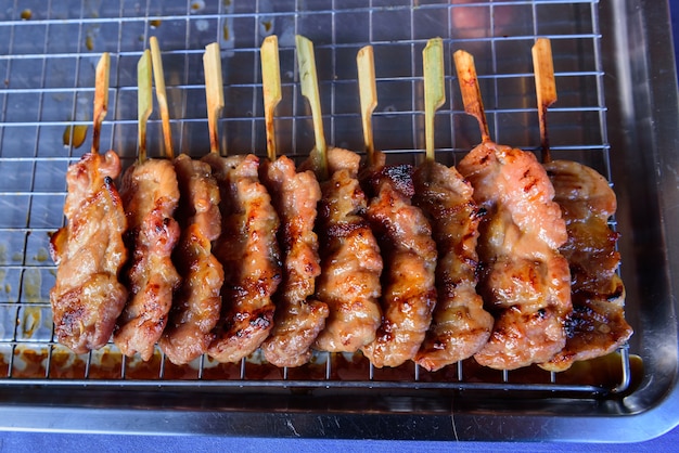 Asado de cerdo en la estufa, comida callejera de Tailandia