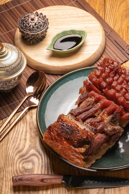 Asado de cerdo a la plancha con crujiente piel de cerdo listo para comer