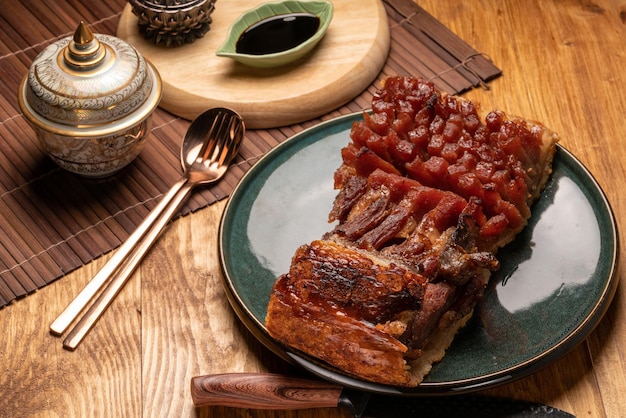 Asado de cerdo a la plancha con crujiente piel de cerdo listo para comer