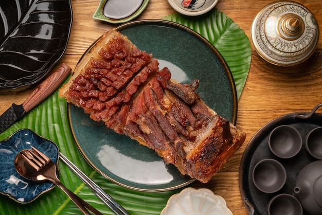 Asado de cerdo a la plancha con crujiente piel de cerdo listo para comer