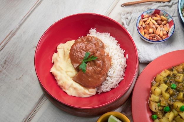 Asado estofado de ternera con puré de papas y arroz Mesa de buffet tradicional de comida reconfortante de Perú