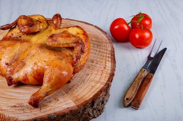 Asado frito asado Pollo tabaco y tomates crudos en tablero de madera