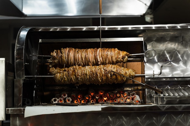 Asado de intestinos de cordero Kokorech en el mercado turco Comida callejera tradicional