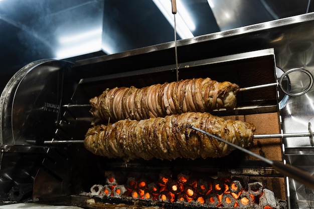 Asado de intestinos de cordero Kokorech en el mercado turco Comida callejera tradicional