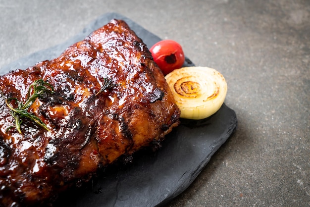 asado a la parrilla costillas de cerdo