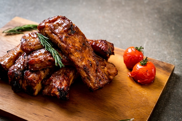 asado a la parrilla costillas de cerdo