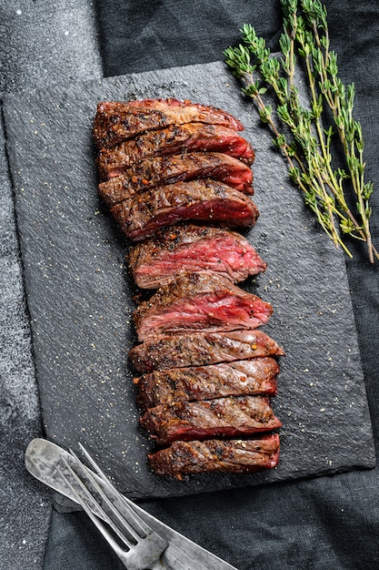 Asado a la parrilla falda cortada rara, filete de machete. Mármol carne de res. .