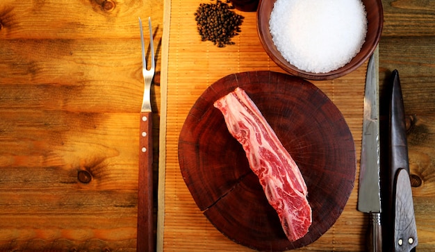 Asado de Tira Bistec a la brasa con hueso Ternera en la parte de la costilla del buey Sobre fondo de madera