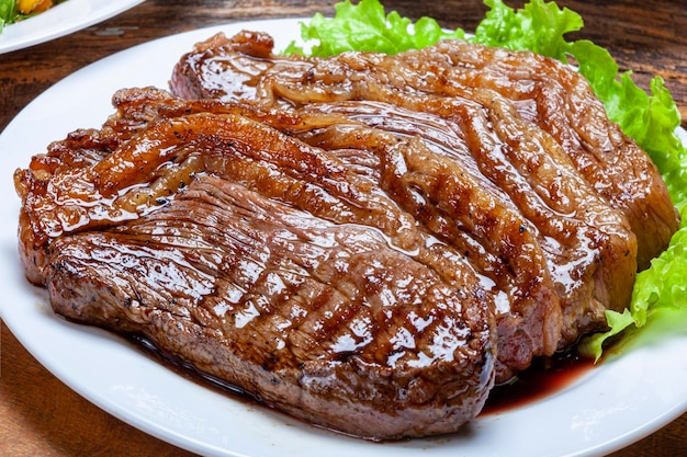 Asador de bistec en el asador picanha en rodajas Picanha