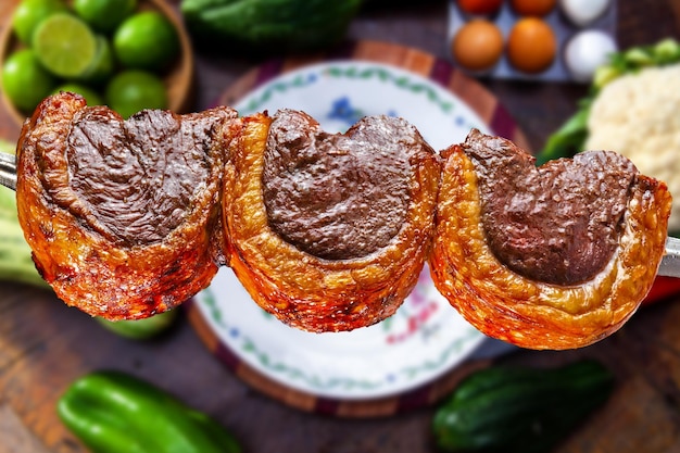 Asador de bistec en el asador picanha en rodajas Picanha