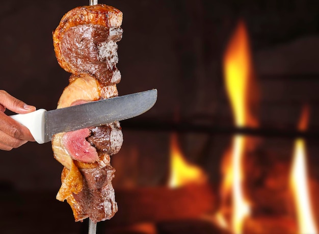 Asador de bistec en el asador picanha en rodajas Picanha