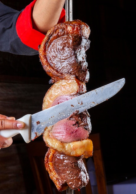 Asador de bistec en el asador picanha en rodajas Picanha