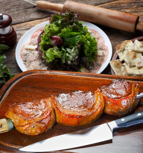 Asador de bistec en el asador picanha en rodajas Picanha