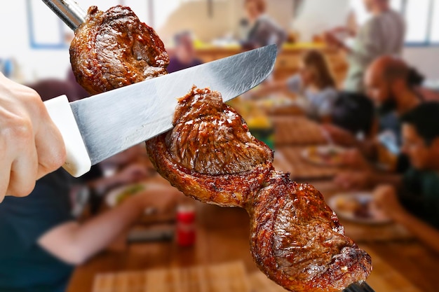 Asador de carnes en el asador picanha en rodajas Picanha