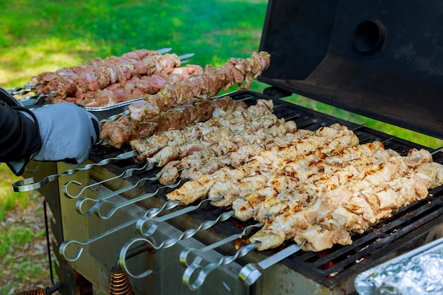 Asados de carne a la parrilla. Pinchos asados. Fondo churrasco de carne a la barbacoa.