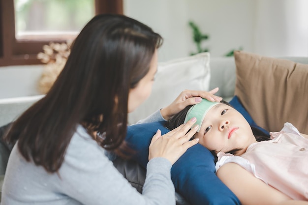 Asain Madre cuidando a su hija enferma