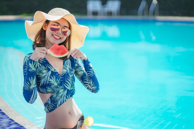 Asain mulheres com biquíni desfrutar de férias de verão