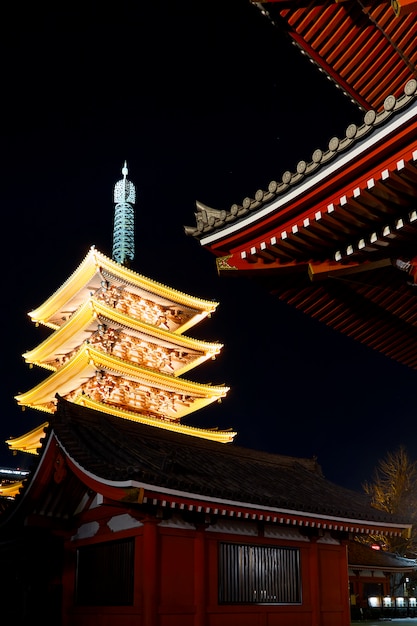 Foto asakusa sensoji temple en la noche.