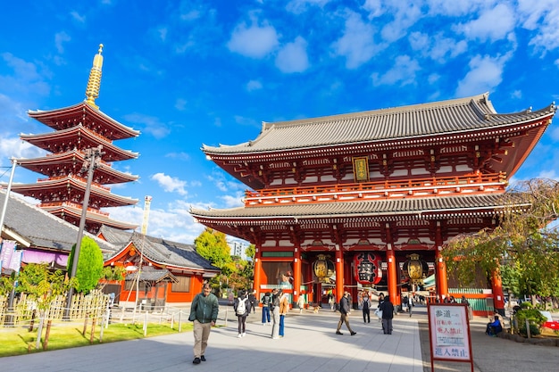 Asakusa Tokio Japan 13. November 2023 Touristen und Pilger am Morgen im Sensoji-Tempel, der durch große rote Laternen symbolisiert wird, sind ein beliebtes Ziel