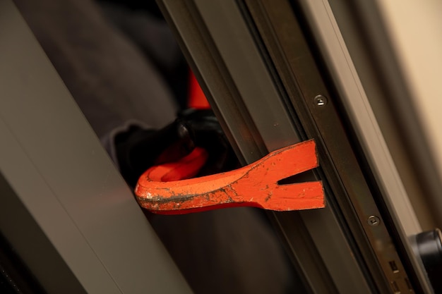 Asalto con una palanca rompiendo una ventana de aluminio