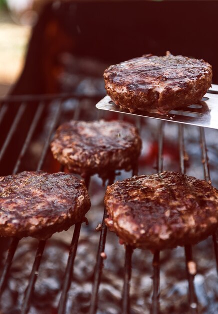 Se asan a la parrilla jugosas chuletas de hamburguesa para hamburguesa