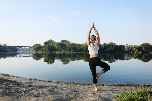 Asana unter dem Strich "Vrikshasana"